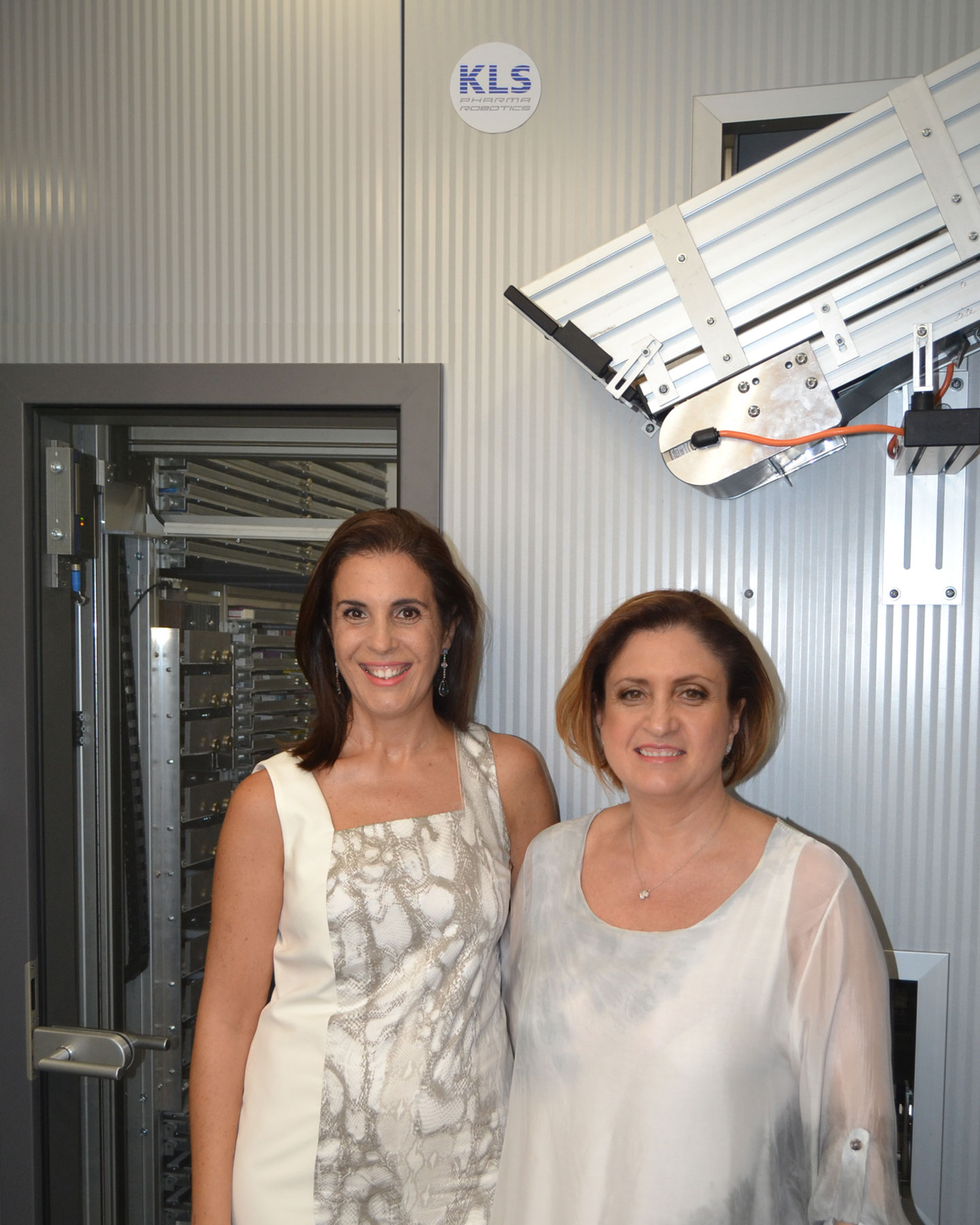 Las propietarias Elia y Ángeles de la Farmacia Elia Marti de Alaquàs orgullosas de su nuevo robot KLS PowerLoad